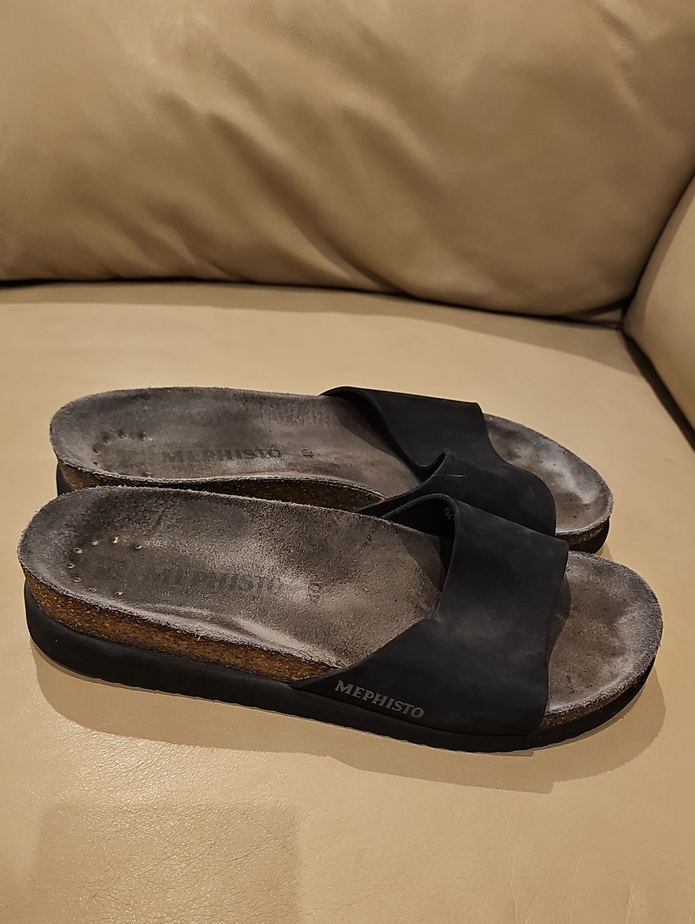 Mephisto Womenโs Black Single-Band Slide Sandals